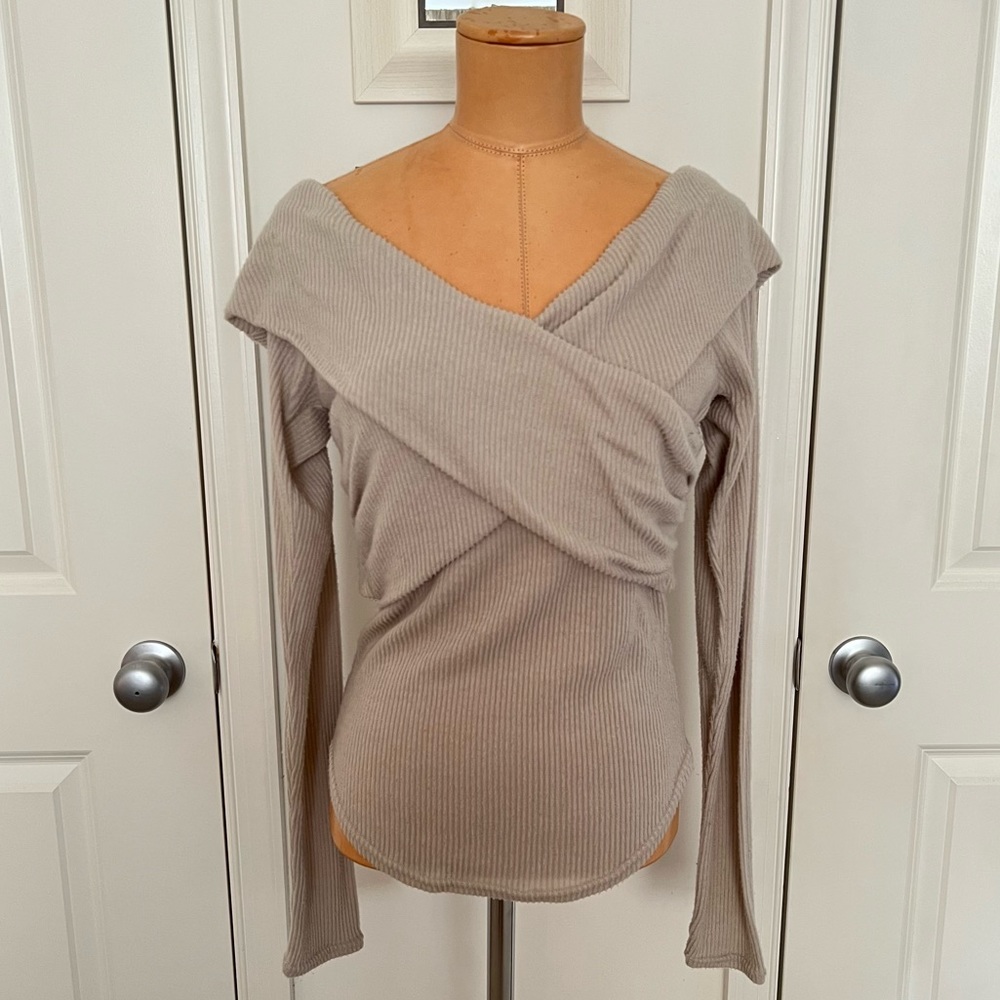 FREE PEOPLE Marley off the shoulder twist top in size M color Oatmeal